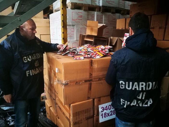 La Gdf sequestra 350mila confezioni di colla cancerogena in arrivo dalla Cina