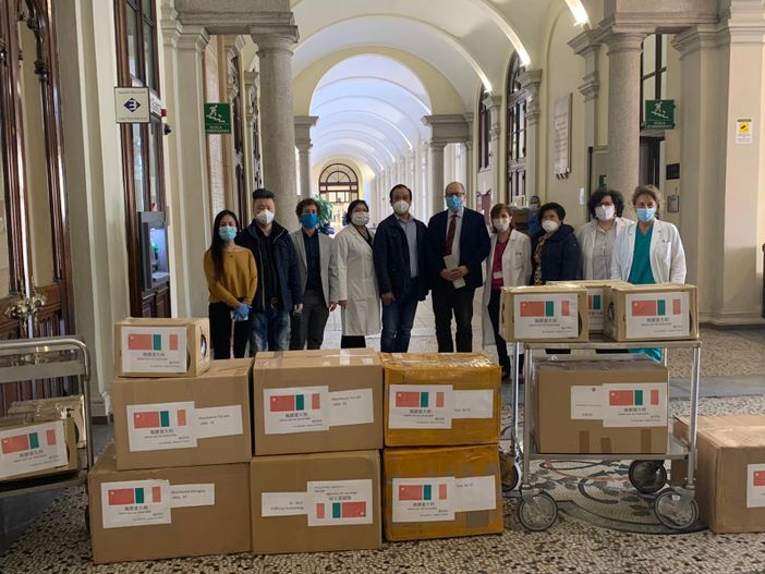 Coronavirus, la Comunità cinese dona materiale sanitario all'ospedale Mauriziano Coronavirus, la Comunità cinese dona materiale sanitario all'ospedale Mauriziano
