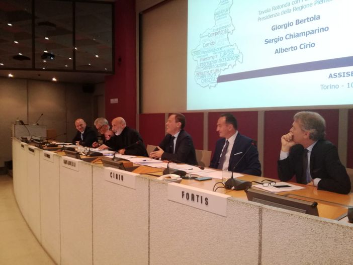 Politica e imprese, il vero "incrocio" è sempre sulla Tav. "Infrastrutture bloccate dal governo". La replica: "No, scelte sbagliate del passato" Politica e imprese, il vero "incrocio" è sempre sulla Tav. "Infrastrutture bloccate dal governo". La replica: "No, scelte sbagliate del passato"