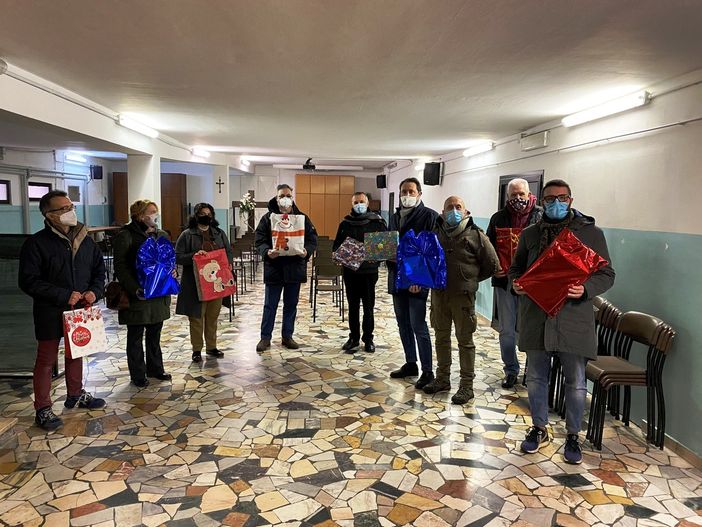 La consegna dei pacchi all'Emporio della chiesa di Santa Maria La consegna dei pacchi all'Emporio della chiesa di Santa Maria