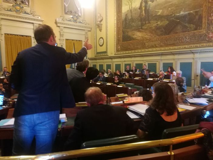 Bagarre in consiglio comunale sul G7, Lo Russo attacca Montanari: "Solidarizza coi delinquenti" Bagarre in consiglio comunale sul G7, Lo Russo attacca Montanari: "Solidarizza coi delinquenti"