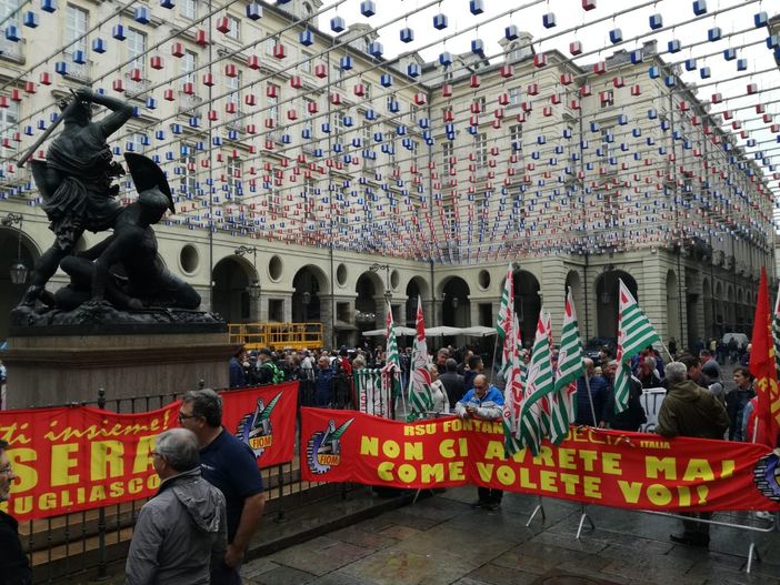 Conte a Torino, fuori programma con i sindacati sotto il Comune: &quot;Presidente, non ci lasciare a casa&quot; [VIDEO]