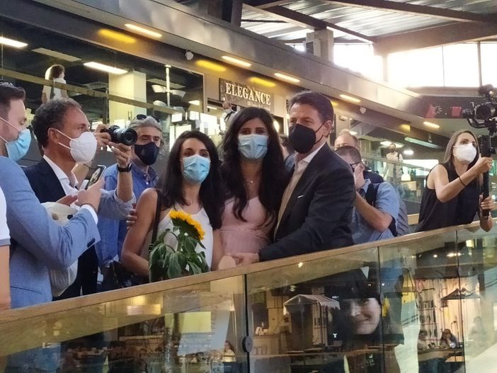 Conte superstar tra acclamazioni e proteste dei no green pass: “La proposta 5 Stelle per Torino è molto competitiva”