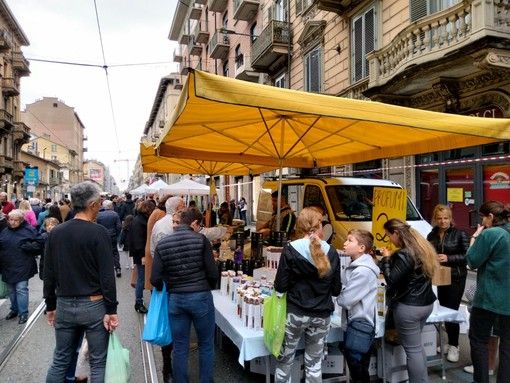 Festa di via con bancarelle e passanti