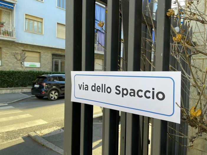 Via Ormea diventa &quot;via dello spaccio&quot;: i cartelli affissi da un gruppo di residenti