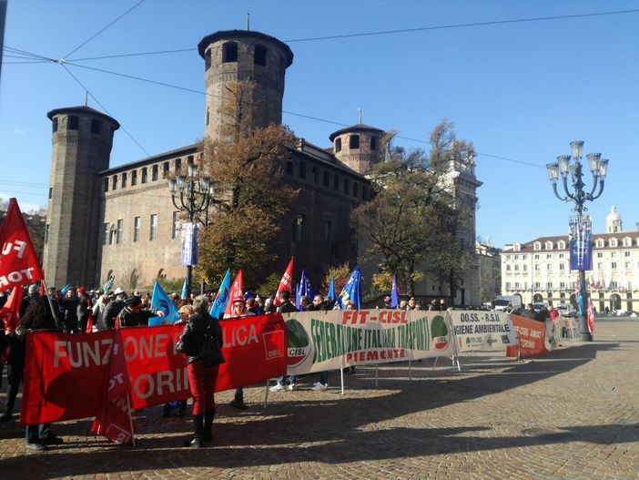 La protesta in piazza Castello La protesta in piazza Castello