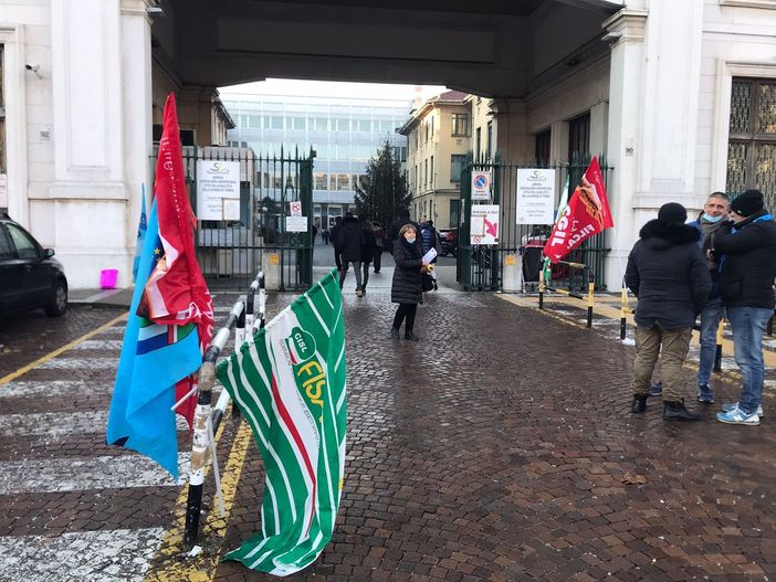 Alla Città della Salute scioperano i lavoratori della Dussmann: “Non siamo il bancomat dell’azienda”