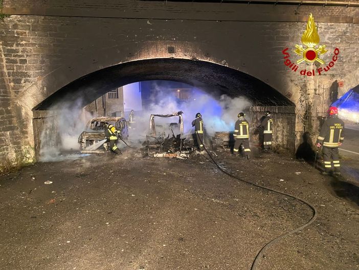 In foto, l'incendio del camper e delle due auto In foto, l'incendio del camper e delle due auto
