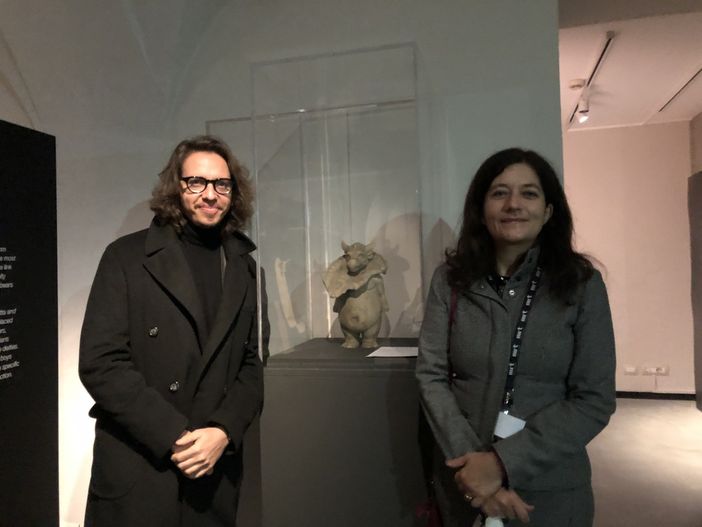 In foto, l'artista Nicola Russo e la curatrice Elisa Panero davanti al nuovo &quot;Toh&quot;