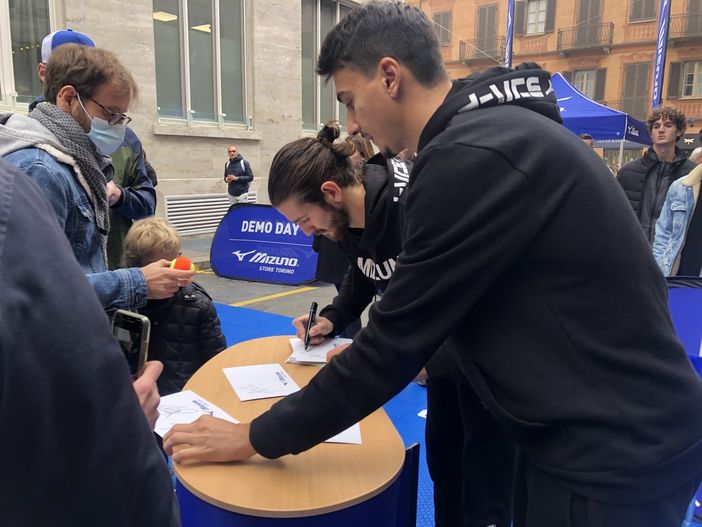 In foto Sonego e Vavassori firmano gli autografi per i fan