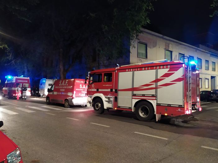 Vigili del Fuoco e Polizia Muncipale intervengono sul Po per un presunto suicidio Vigili del Fuoco e Polizia Muncipale intervengono sul Po per un presunto suicidio
