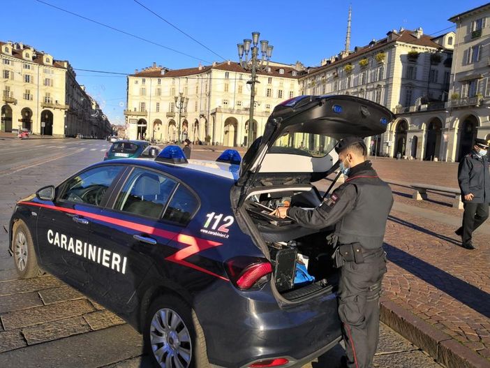 Controlli dei carabinieri in centro a Torino