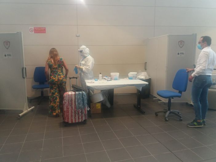 Coronavirus, postazioni ad accesso diretto per il tampone per chi rientra dai &quot;Paesi a rischio&quot;