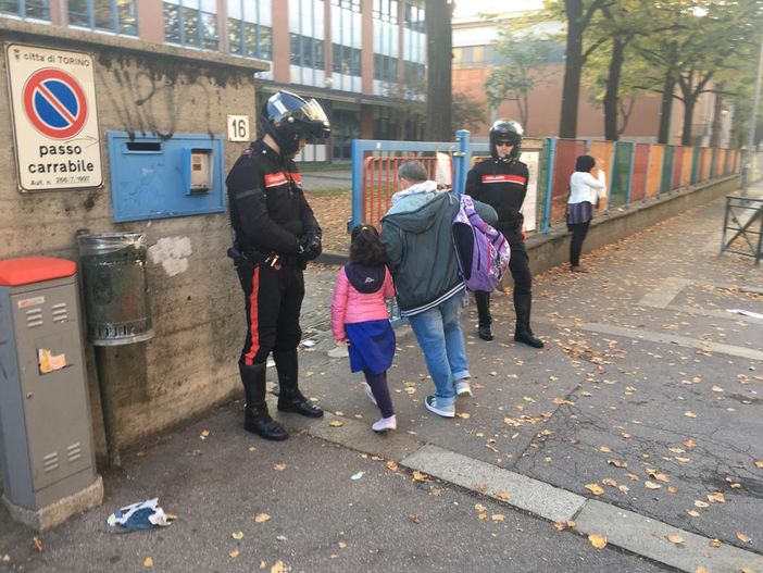 Controlli dei carabineri davanti alle scuole per prevenire l'azione degli spacciatori