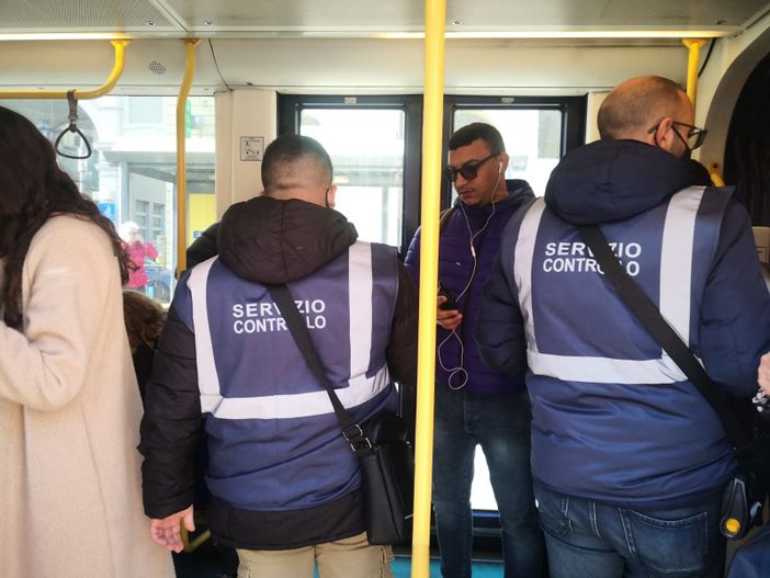 Foto di archivio di controlli su un mezzo della Gtt
