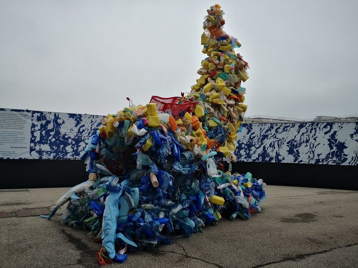 Ad Artissima la "Cornucopia" di Holstad "porta a galla" l'inquinamento dei mari