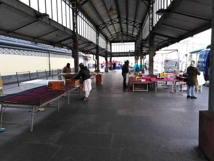 Coronavirus, effetto decreto su Porta Palazzo: meno banchi e clienti, chiuso il Mercato Centrale [FOTO]