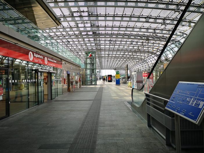 Coronavirus, controlli a campione nelle stazioni: ai binari e in biglietteria rispettate le distanze di sicurezza [FOTO E VIDEO]