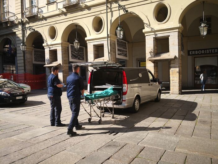 Dramma in Comune a Torino, donna precipita dal palazzo e muore