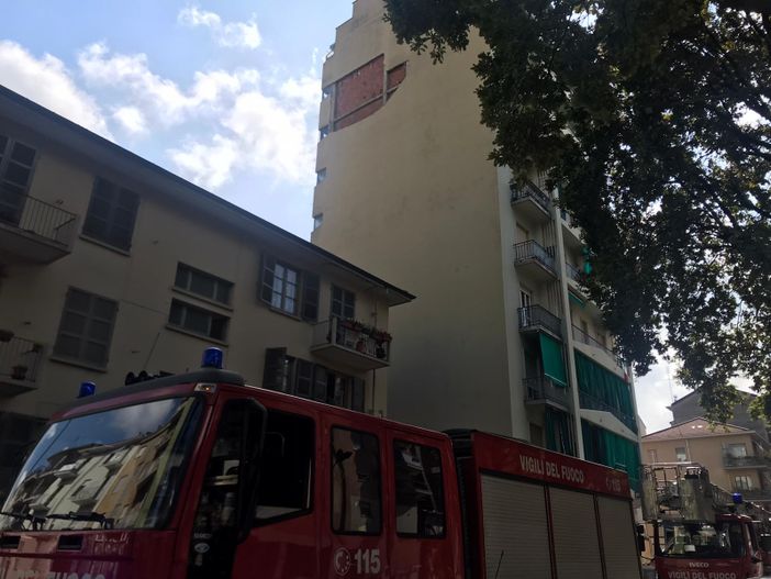 Panico in corso Brianza, crolla la facciata di un palazzo: evacuati i residenti [VIDEO e FOTO]