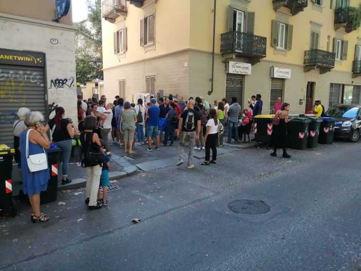 Mobili in regalo in corso Francia: la gente sta ore in coda per aggiudicarseli [FOTO E VIDEO]