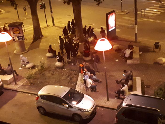 Spaccio e bivacchi in largo Giulio Cesare, la rabbia dei residenti: “Ma i presidi fissi dove sono?”