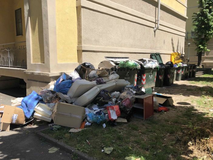 Corso Racconigi 25 sommerso dai rifiuti, Magliano: &quot;L'immondizia sfiora i balconi, si intervenga&quot;