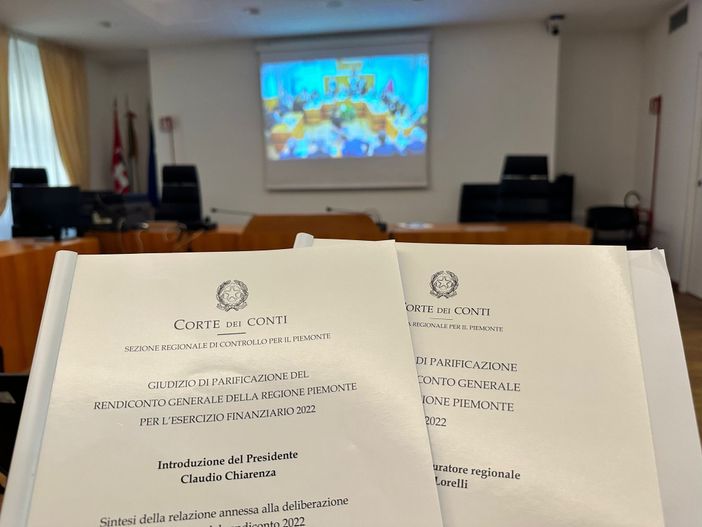 Corte di conti con documenti aperti in primo piano Corte di conti con documenti aperti in primo piano