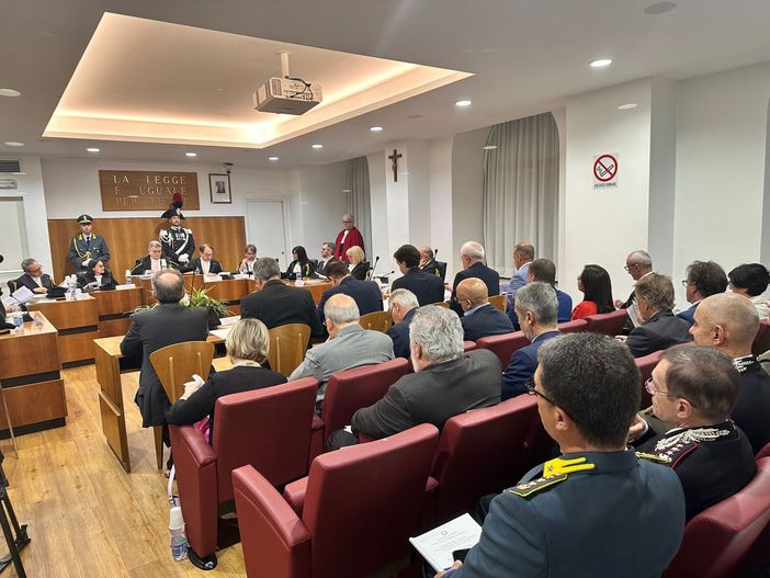 Riunione di persone sedute in platea