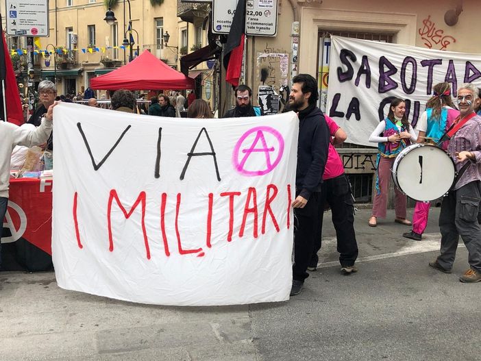 Corteo antimilitarista al Balon, blitz davanti a Leonardo: &quot;Sabotare la guerra&quot;