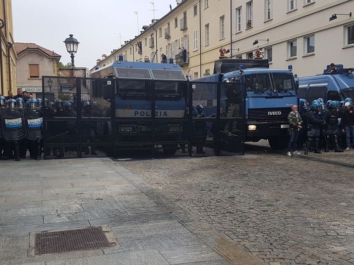 Il corteo contro il G7 arriva a Venaria: bombe carta contro la Polizia (FOTO e VIDEO)