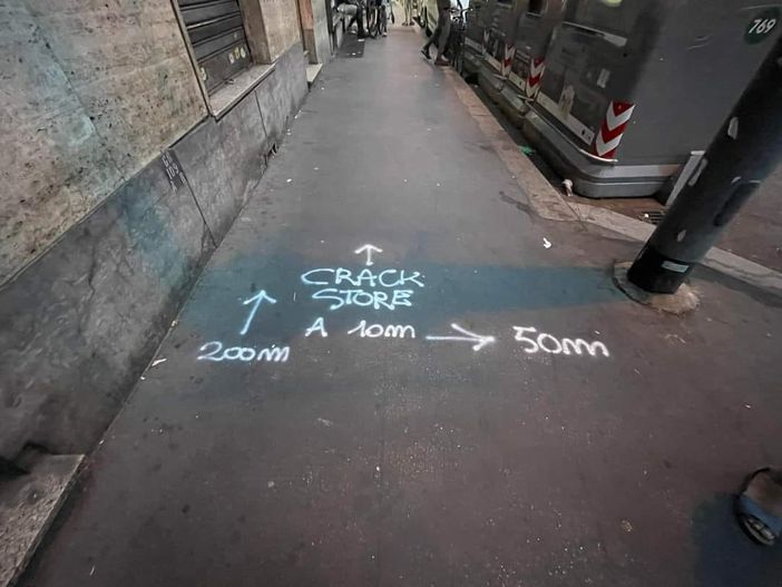 “Crack store”: sull’asfalto di corso Giulio Cesare le indicazioni (ironiche) per comprare la droga