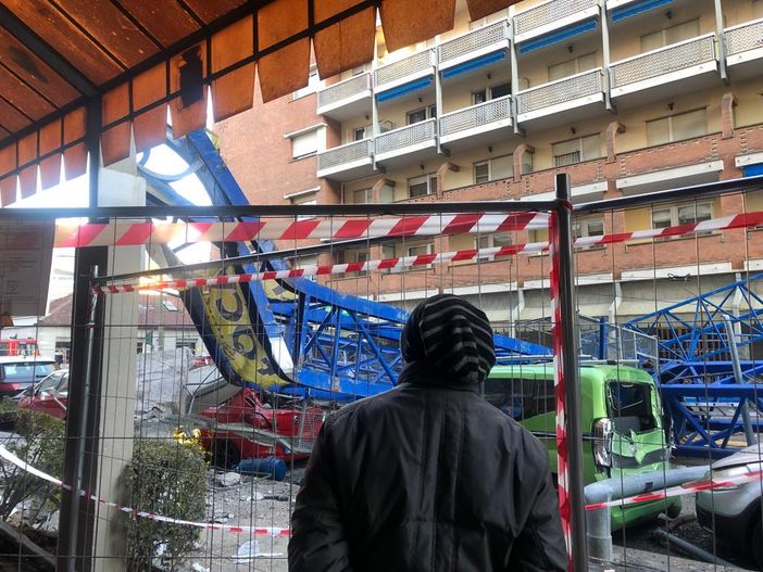 Via Genova prova a tornare alla normalità dopo il crollo della gru: riaprono i primi negozi