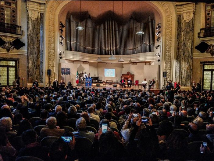 "Solidarietà al sindaco Lucano": fischi al presidente 5 Stelle del Consiglio comunale "Solidarietà al sindaco Lucano": fischi al presidente 5 Stelle del Consiglio comunale