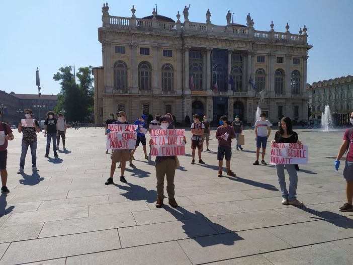 “Riaprire a settembre, in presenza e in sicurezza”, le esigenze della scuola pubblica scendono in piazza davanti alla Regione “Riaprire a settembre, in presenza e in sicurezza”, le esigenze della scuola pubblica scendono in piazza davanti alla Regione