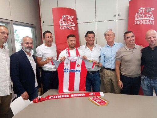 Calcio. Cuneo 1905 Olmo, presentato Edoardo Delpiano: "Piazza molto ambita, contento di essere arrivato qui" (VIDEO) Calcio. Cuneo 1905 Olmo, presentato Edoardo Delpiano: "Piazza molto ambita, contento di essere arrivato qui" (VIDEO)