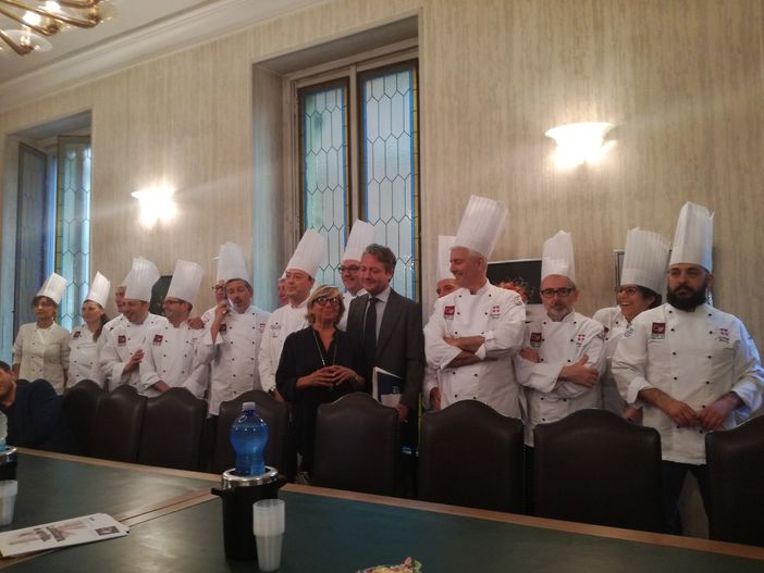 Arriva il Bocuse d'Or e i commercianti cominciano a imbandire la tavola di Torino (VIDEO)