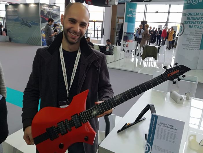 Dalla penna spaziale al cioccolato per astronauti, dalla chitarra in fibra di carbonio all'angelo custode per ponti e frane: pillole di Aerospace and Defense meetings [FOTO e VIDEO]