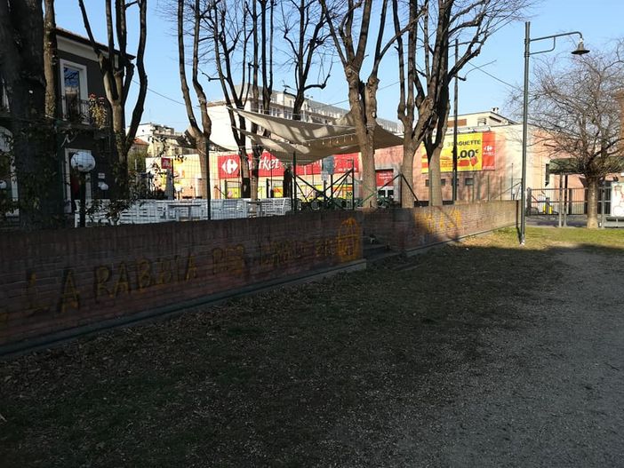 L'ombra anarchica scuote Madonna di Campagna, tentativo di occupazione dell’ex Delta House. Imbrattati i muri della gelateria Casa Clara