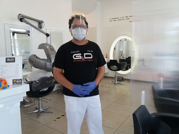 Bellezza in sicurezza: i parrucchieri di Torino &quot;sorridono&quot; con gli occhi e tornano ad accogliere i clienti [VIDEO]