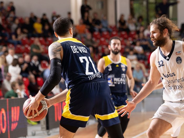 giocatori di basket in campo giocatori di basket in campo