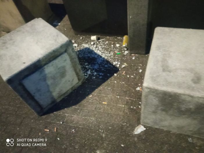 Degrado nel giardino di via Piossasco, il Comune: "Chiudiamo l'area di notte con una cancellata"