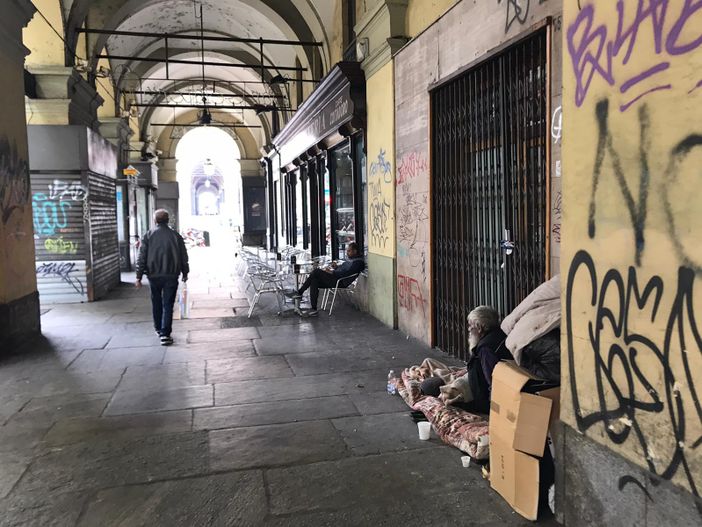 Porta Nuova, l’area attorno alla stazione “assediata” da ubriachi è vittima del degrado