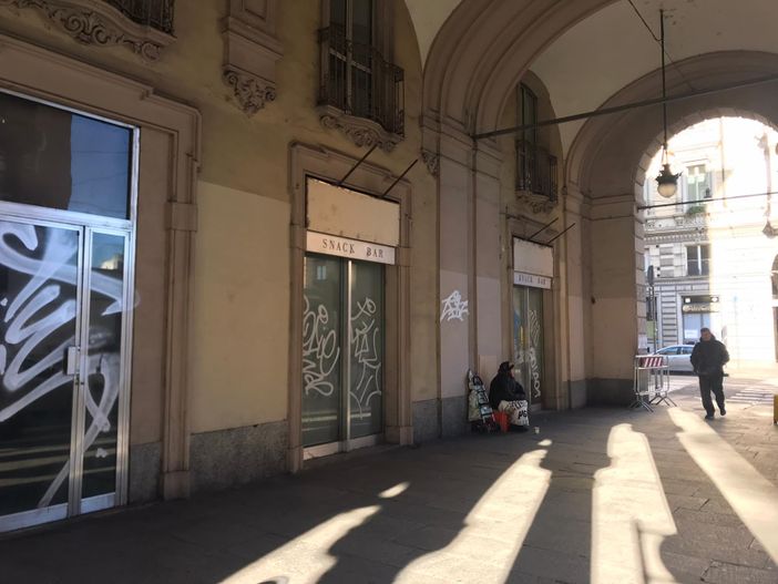 Bivacco per senza tetto e negozi chiusi, l’urlo di dolore di via Sacchi: un piano del Comune per fermare il degrado Bivacco per senza tetto e negozi chiusi, l’urlo di dolore di via Sacchi: un piano del Comune per fermare il degrado