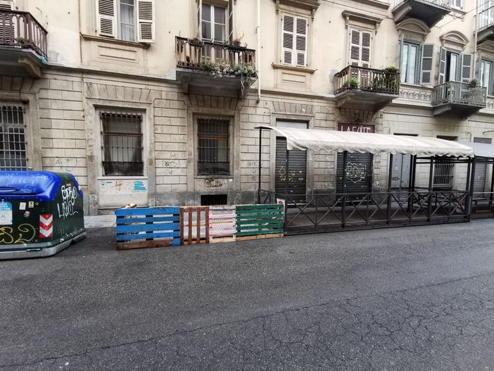 &quot;I nuovi dehors indecorosi e non sicuri&quot;: e a San Salvario la movida inghiotte 90 parcheggi