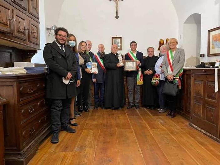 foto di gruppo con autorità