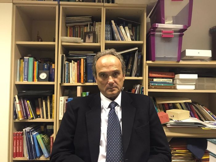 Coronavirus, per il virologo Di Perri "sarà un Natale dimezzato" Coronavirus, per il virologo Di Perri "sarà un Natale dimezzato"