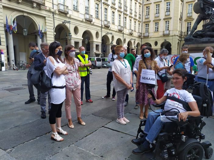 Persone con disabilità manifestano davanti al Comune sulla mobilità dolce: "Troppi rischi, servono regole per bici e monopattini"