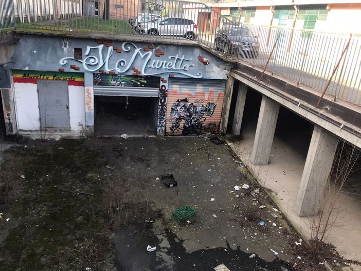 C'era una volta lo spazio popolare &quot;Il Muretto&quot;: bici e rifiuti davanti all'ex bar