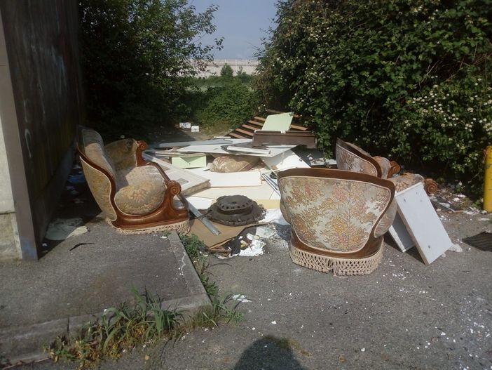 Vallette, il capolinea della linea 3 diventa una discarica abusiva: "Inserire le telecamere" Vallette, il capolinea della linea 3 diventa una discarica abusiva: "Inserire le telecamere"